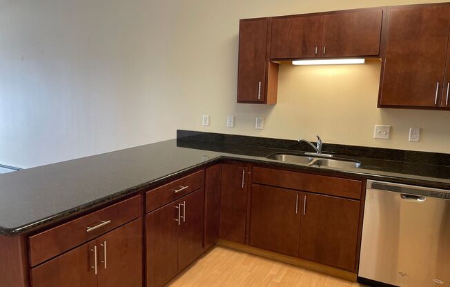 1 bed, 1 bath, 718 sqft, $985, Unit 605-106
