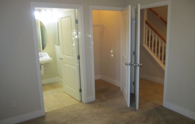 SPACIOUS 3 BEDROOM, 3.5 BATHROOM TOWNHOUSE IN AN EXCELLENT LOCATION. GARAGE. LAUNDRY. BALCONY. A TRUE MUST SEE!!!