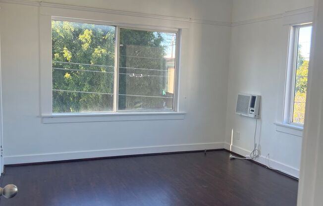Studio Apartment $1350 Move In Today!!