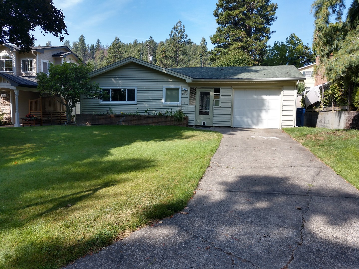 This home is just steps away from Sanders Beach on Lake Coeur d'Alene!  Available  June 3, 2024-August 31, 2024