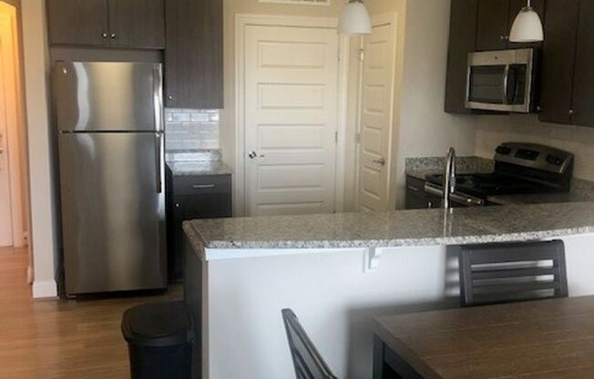 1 bed, 1 bath, 785 sqft, $1,575, Unit 00 - 800404