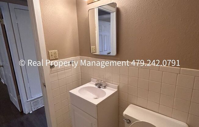 2 beds, 1 bath, 795 sqft, $600, Unit Apt - 2