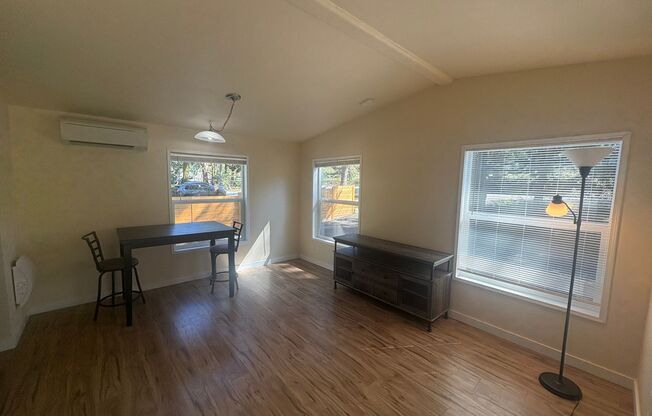 Remodeled 1BR Cottage on Private Wooded Lot