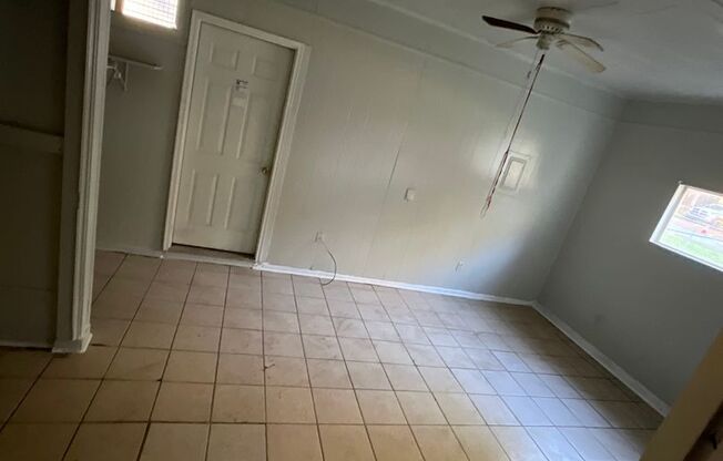 2 beds, 1 bath, $700