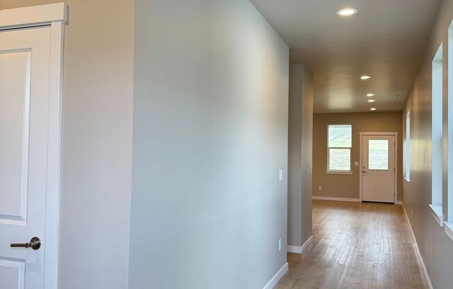 Beautiful NEW home in South Richland