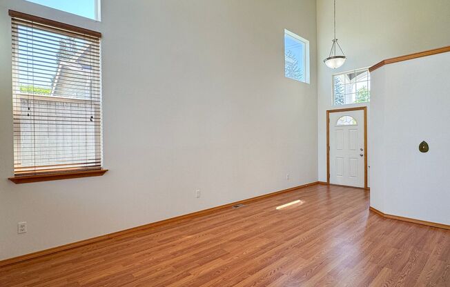 Beautiful 3 bed, 2.5 bath Edmonds Duplex Unit, $3,200/mo.