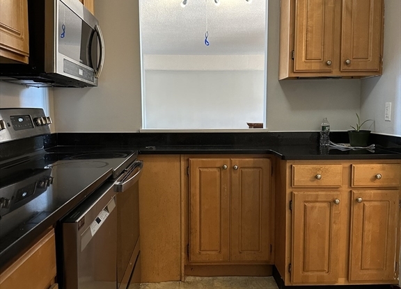 2 beds, 1 bath, 940 sqft, $2,400, Unit 8C
