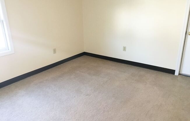 3 beds, 1 bath, 1,112 sqft, $995