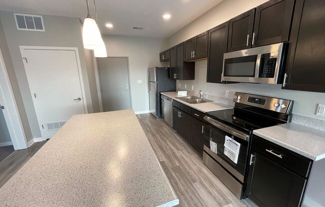 2 beds, 2 baths, 956 sqft, $1,595, Unit 524