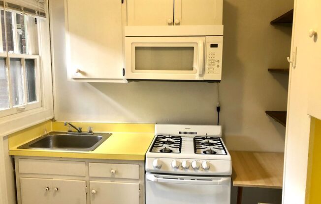 1 bed, 1 bath, $900, Unit B