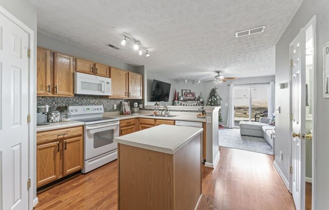 Awesome 2BA/2.5BE townhome in Bellevue, just minutes from Nashville!