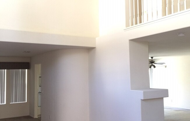 4BA / 2.5 BA SINGLE FAMILY HOME IN EASTLAKE GREENS