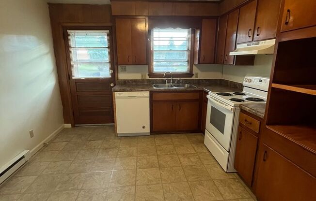 2 beds, 1 bath, 903 sqft, $1,140, Unit M-4