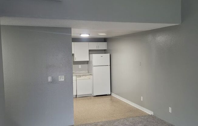 3 beds, 1 bath, 890 sqft, $1,700, Unit 505 H2