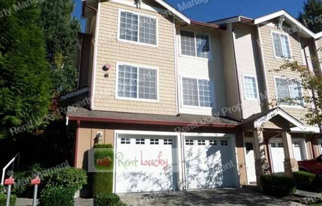 AMAZING 3-Bedroom Townhome w/HUGE 3-Car Attached Garage in West Hill (Near Federal Way/Kent/Des Moines)!!