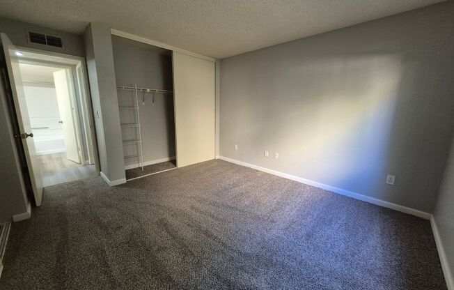 2 beds, 1 bath, 920 sqft, $1,800, Unit 17