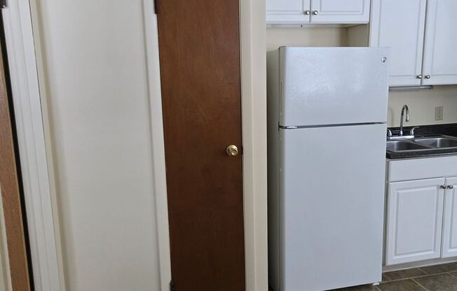 1 bed, 1 bath, 350 sqft, $955, Unit 031