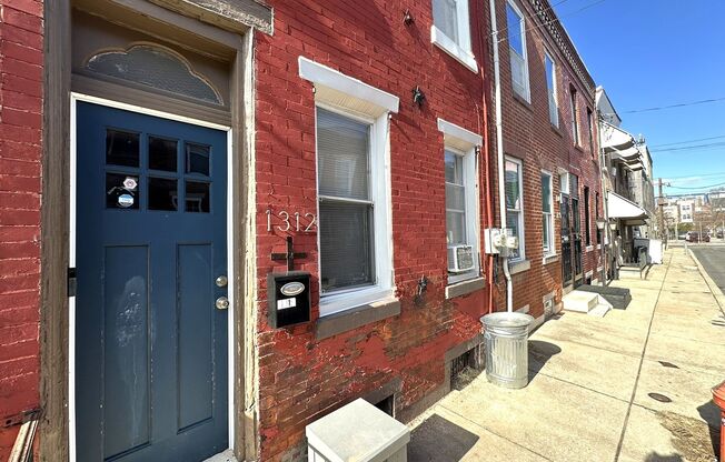 Gorgeous 2-Bedroom Townhome in Point Breeze! Available NOW!