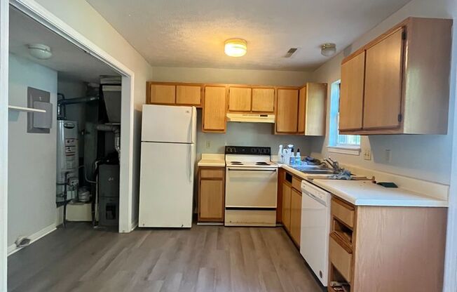 2 beds, 1.5 baths, 1,100 sqft, $825, Unit Apt A