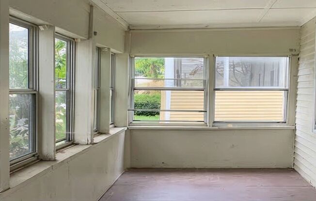 4-Bed Farmhouse Minutes from UVM Campus (30 Chase St)