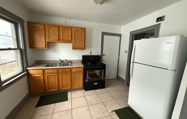 2 beds, 1 bath, 1,016 sqft, $875, Unit Up