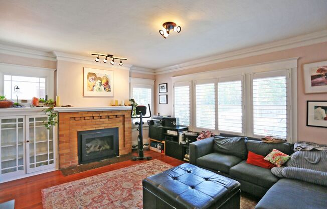 OPEN HOUSE: Sunday (6/1) from 3:00pm to 4:15pm. 2BR/1BA single family home in San Mateo, Deck, Yard, Laundry, Parking, Pet considered, Close to downtown San Mateo(38 South Delaware Street)