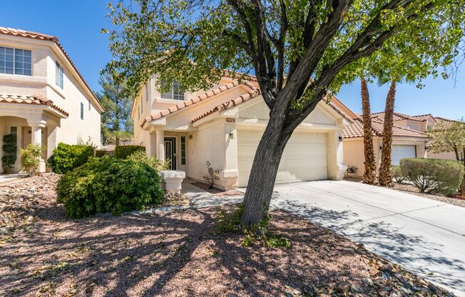 SUMMERLIN, SPACIOUS, 4 BED HOME WHITH A LARGE BACKYARD