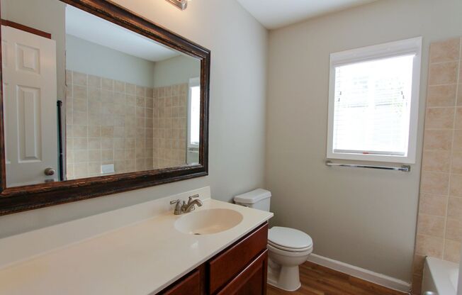 2 Bedroom, 1 Bath Duplex Near Historic Downtown Round Rock