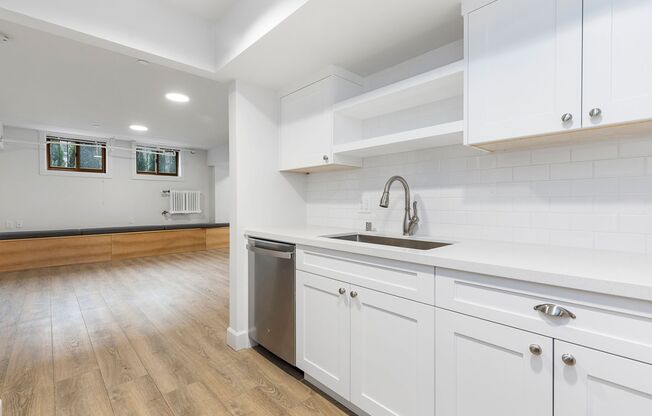 2 beds, 1 bath, 930 sqft, $2,395, Unit 03