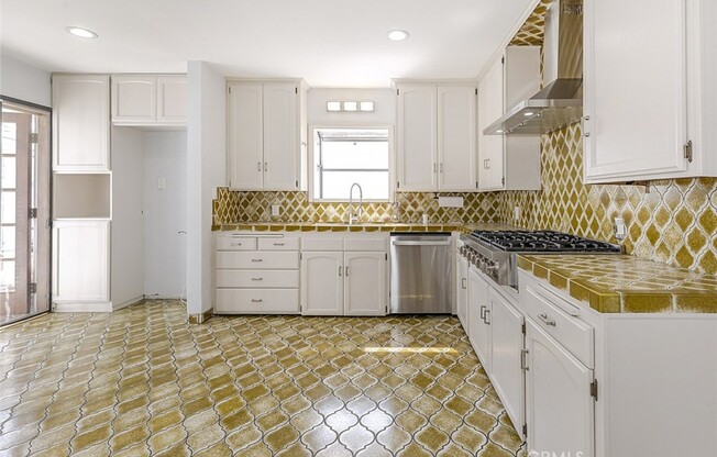 7856 PASO ROBLES AVE