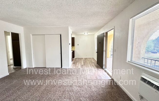 2 beds, 1 bath, 750 sqft, $1,095, Unit J