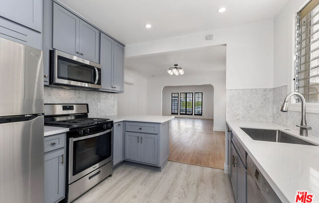 641 N IRVING BLVD
