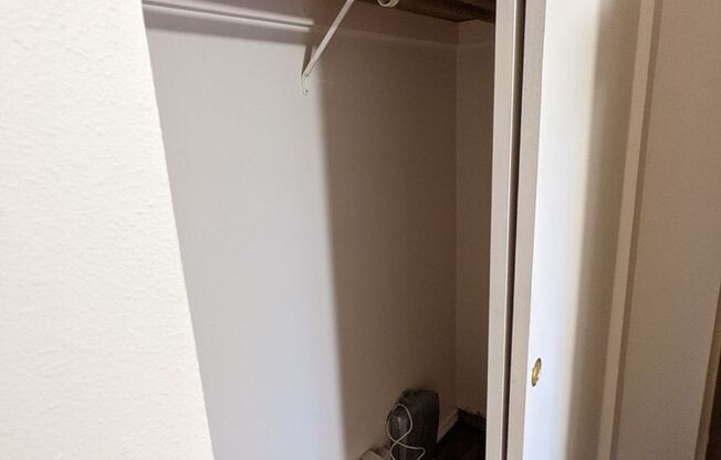 2 beds, 1 bath, 750 sqft, $1,395, Unit 33
