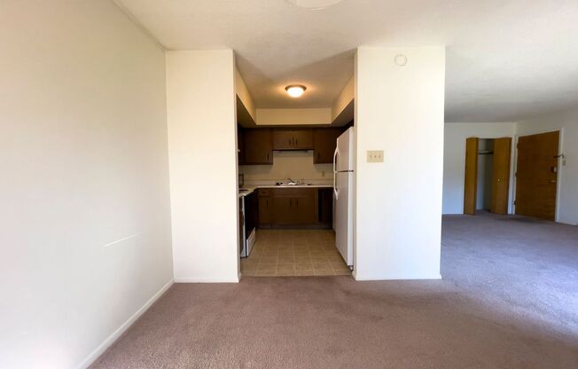 2 beds, 1 bath, 957 sqft, $875, Unit 1H