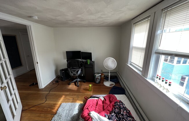 2 beds, 1 bath, $3,200, Unit 3