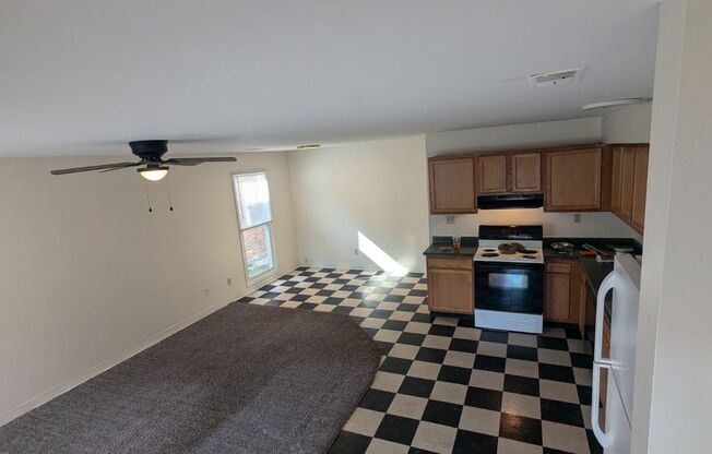 3 beds, 1 bath, $1,300, Unit 1135-102