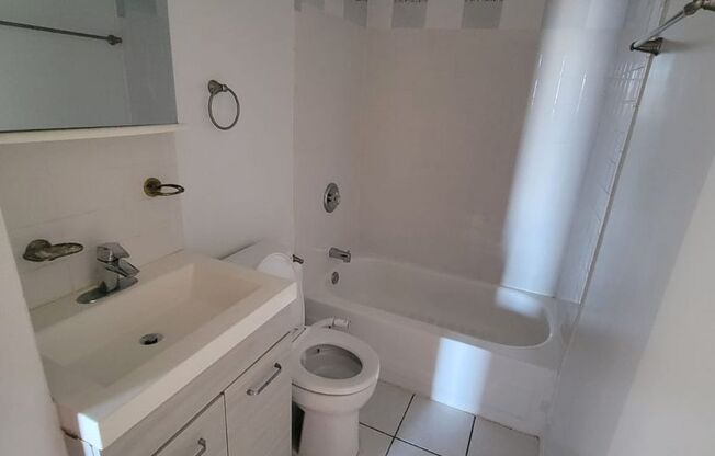 2 beds, 1 bath, $1,400, Unit 3F