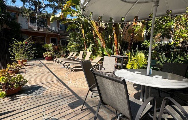 Hayworth Courtyard Apartments – West Hollywood Living