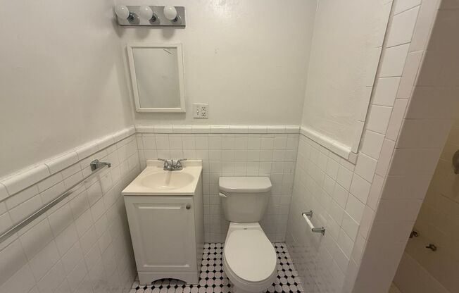 Studio, 1 bath, 294 sqft, $1,175, Unit New King Edward  3B7