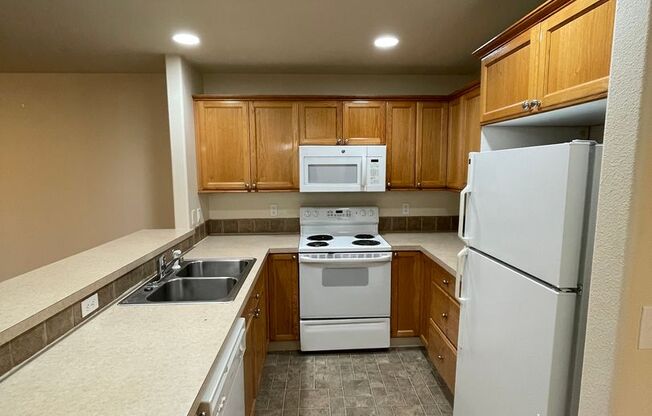 3 beds, 2.5 baths, 1,300 sqft, $1,900, Unit 424