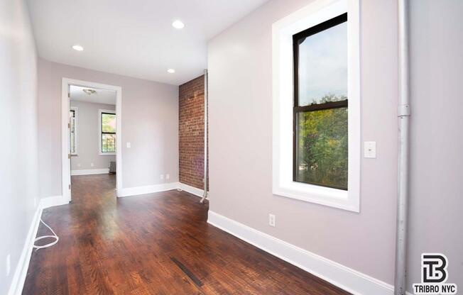 688 10 AVE