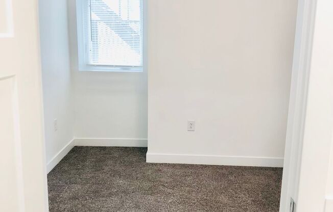 1 bed, 1 bath, 402 sqft, $1,275, Unit 517- (7)