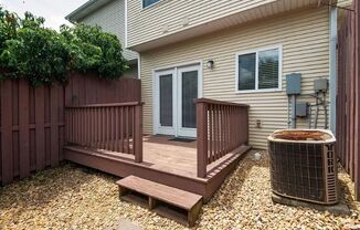 Beautiful Townhome with fenced patio - great location