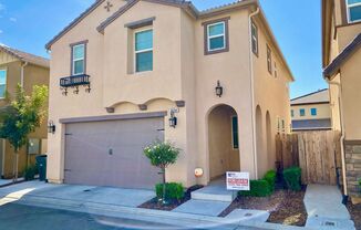 $2,300 Barstow & DeWolf 3 Bedroom - Community Pool - Significant Way, Clovis