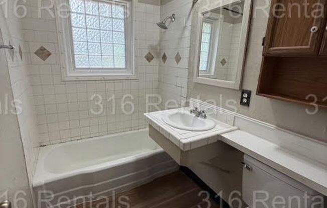 $1000 - 3 bedroom/ 1 bathroom - Gorgeous Home!