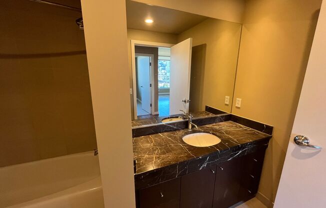 1 bed, 1 bath, $1,995, Unit #907