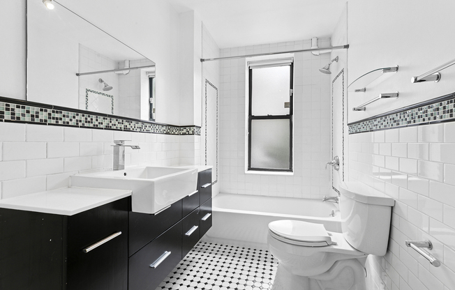 305 W 18 ST