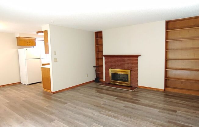 *$500 OFF FIRST FULL MONTH'S RENT* Charming 2-Bed, 1-Bath Remodeled Duplex with Brand New Flooring, Newer Carpet, Remodeled Bathroom, Fireplace, A/C, and Water/Sewer Included – Prime Milwaukie Location!