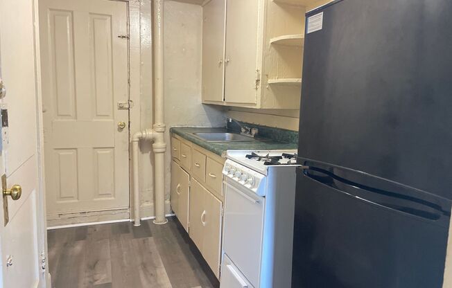 1 bed, 1 bath, $825, Unit 305 S Lime Apt 4