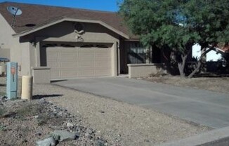 NICE 3 BEDROOM 2 BATH HOME ON DEEP LOT!